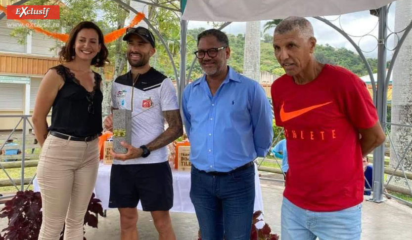 Les félicitations des officiels sur le podium