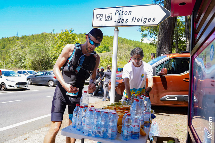 Le Piton des Neiges, c'est par là Le Piton des Neiges, c'est par là