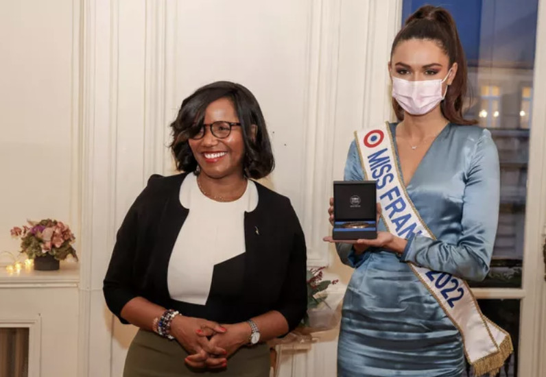 Elisabeth Moreno, Ministre déléguée auprès du Premier ministre, chargée de l'Égalité entre les femmes et les hommes, de la Diversité et de l'Égalité des chances, et Diane Leyre, Miss France 2022, avec sa médaille Elisabeth Moreno, Ministre déléguée auprès du Premier ministre, chargée de l'Égalité entre les femmes et les hommes, de la Diversité et de l'Égalité des chances, et Diane Leyre, Miss France 2022, avec sa médaille