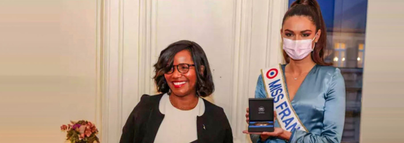 Miss France 2022 reçoit la médaille de l'Egalité des mains de la Ministre Miss France 2022 reçoit la médaille de l'Egalité des mains de la Ministre