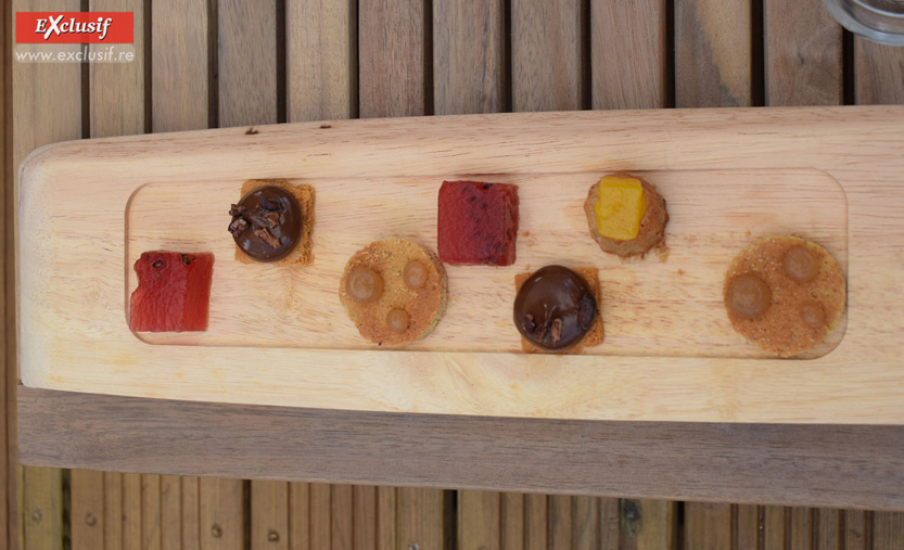Pastèque au galabé, sablé breton au citron vert et ganache au chocolat, sablé croustillant aux amandes, petit financier noisettes Pastèque au galabé, sablé breton au citron vert et ganache au chocolat, sablé croustillant aux amandes, petit financier noisettes