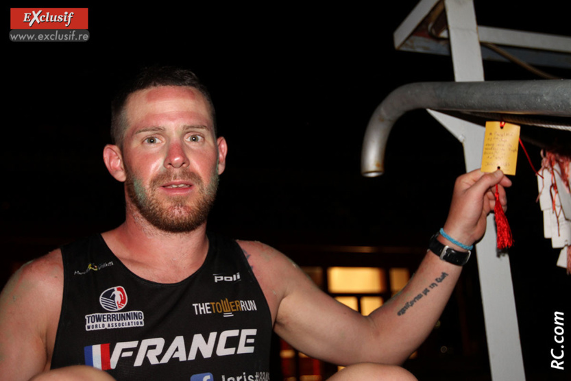 Il a accroché ses «résultats» en haut de l'escalier Il a accroché ses «résultats» en haut de l'escalier