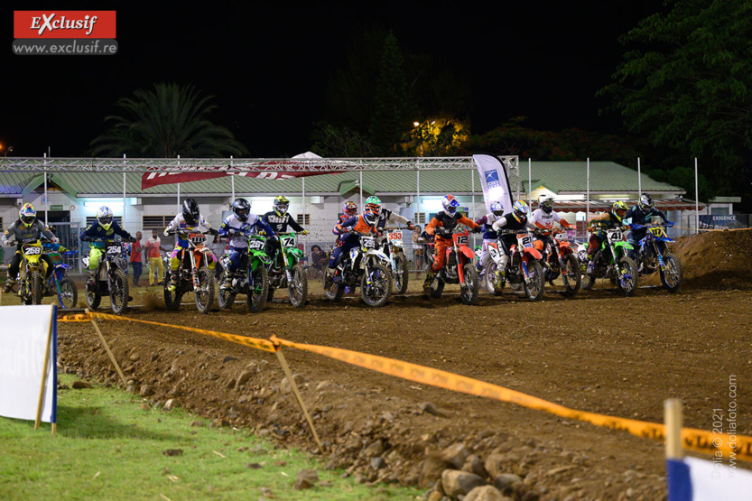 Sur la ligne de départ de la course de motocross Sur la ligne de départ de la course de motocross