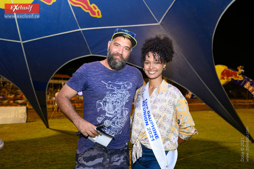 Tatiana avec l'un des présentateurs du show