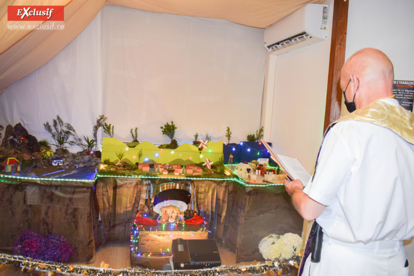 L'aumônier de l'armée a béni la crèche de Noël L'aumônier de l'armée a béni la crèche de Noël