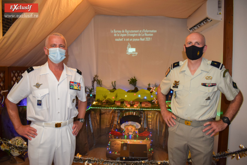 Général Laurent Cluzel, commandant supérieur des FAZSOI, et Adjudant Philippe, chef du BIRLE de La Réunion, devant la crèche de Noël Général Laurent Cluzel, commandant supérieur des FAZSOI, et Adjudant Philippe, chef du BIRLE de La Réunion, devant la crèche de Noël