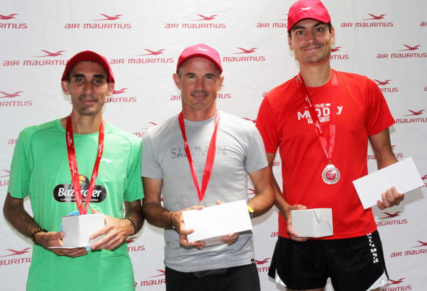 Avec son ami le champion de trail à l’île Maurice, Simon Desveaux, et un autre traiteur Avec son ami le champion de trail à l’île Maurice, Simon Desveaux, et un autre traiteur