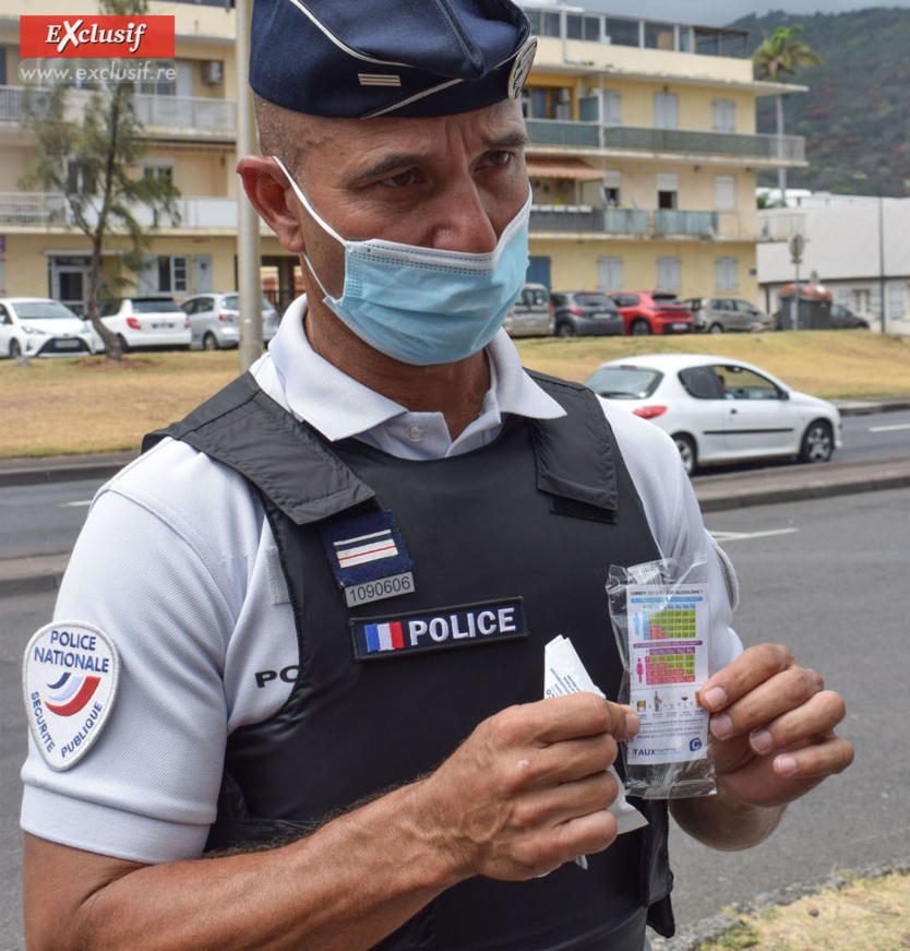 Le major David Dijoux explicant comment utiliser l'éthylotest Le major David Dijoux explicant comment utiliser l'éthylotest