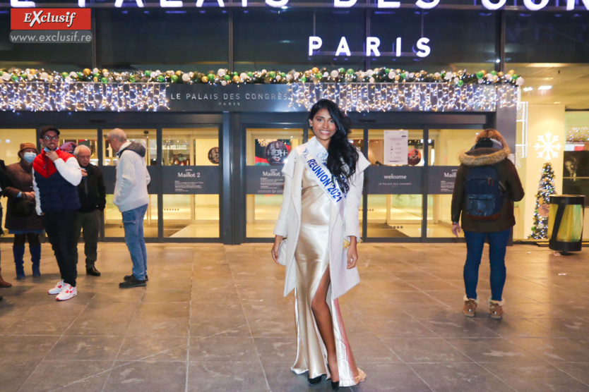 Miss Réunion devant le Palais des Congrès