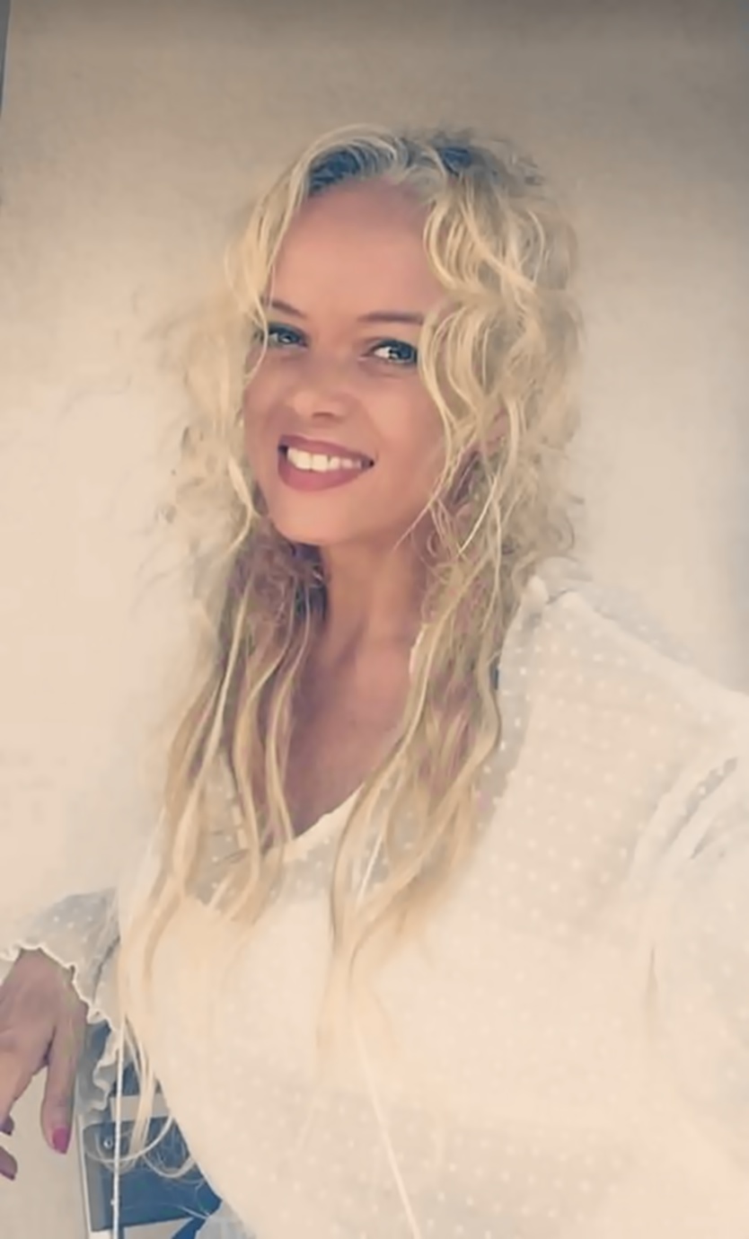 Ecrivaine, coiffeuse, sophrologue, Céliante Bertrand vit entre la métropole et La Réunion Ecrivaine, coiffeuse, sophrologue, Céliante Bertrand vit entre la métropole et La Réunion