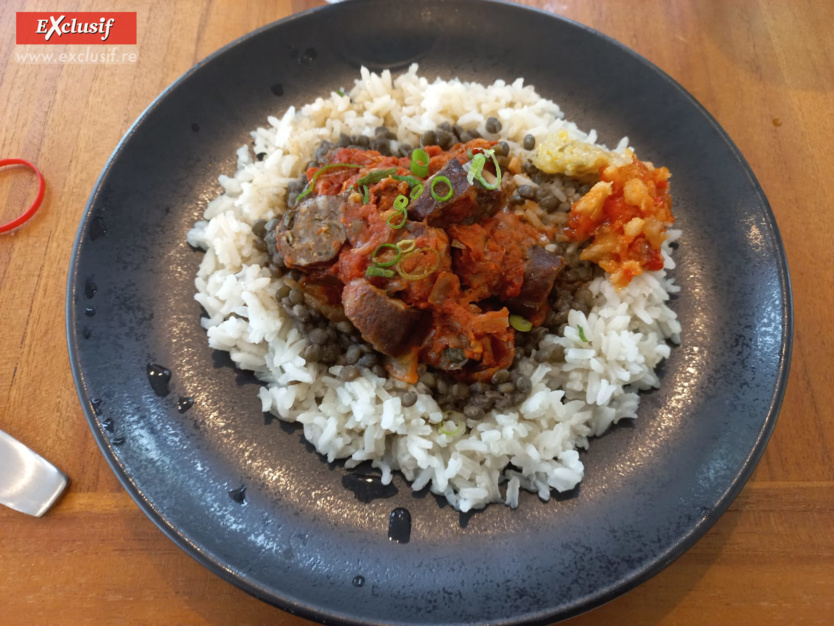 Rougail saucisses, riz blanc et lentilles cuisinées: 5,95€ les 350 g (1 part)