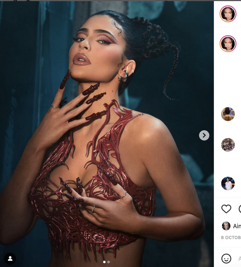 Elle est belle, elle poste beaucoup de photos, et elle est suivie par plus de 300 millions de personnes! Elle est belle, elle poste beaucoup de photos, et elle est suivie par plus de 300 millions de personnes!