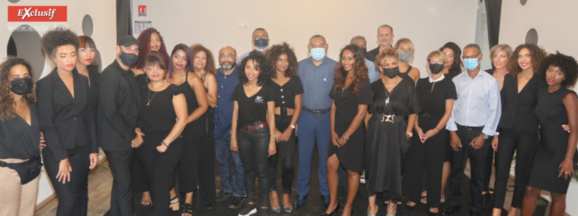 La photo de famille avec les élus de la CMAR, les formateurs, les coiffeurs et les modèles La photo de famille avec les élus de la CMAR, les formateurs, les coiffeurs et les modèles