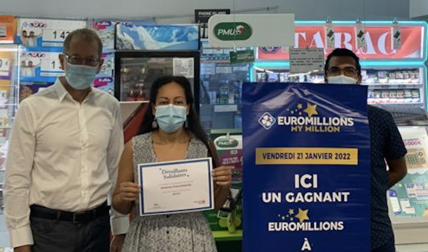 Frédéric Vézy a remis son diplôme à Mme Ringuin Frédéric Vézy a remis son diplôme à Mme Ringuin