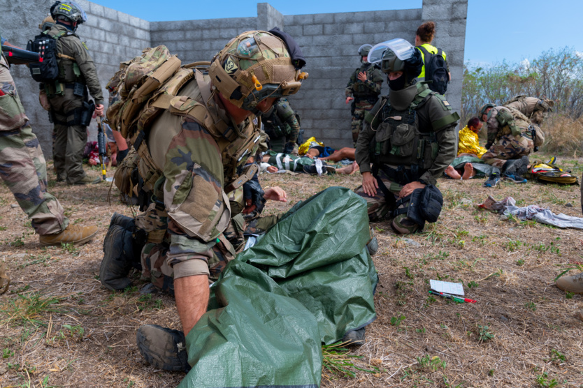 "Tuerie de masse" à Pierrefonds: entraînement conjoint 2e RPIMa et AGIGN "Tuerie de masse" à Pierrefonds: entraînement conjoint 2e RPIMa et AGIGN