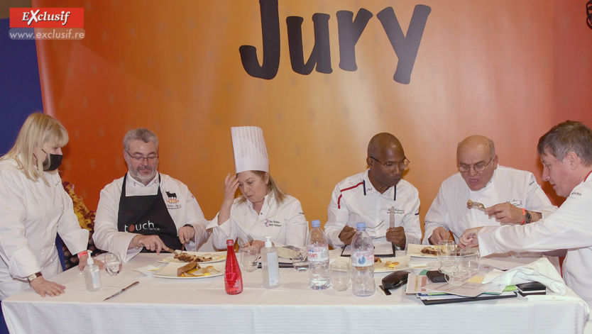 Première épreuve : le jury goûte les plats sous l'oeil de sa présidente, Ghislaine Arabian. Première épreuve : le jury goûte les plats sous l'oeil de sa présidente, Ghislaine Arabian.