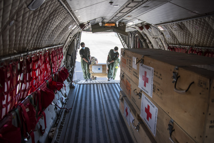 Embarquement dans le CASA CN235 de l’Escadron de transport 50 du Détachement Air 181 Embarquement dans le CASA CN235 de l’Escadron de transport 50 du Détachement Air 181