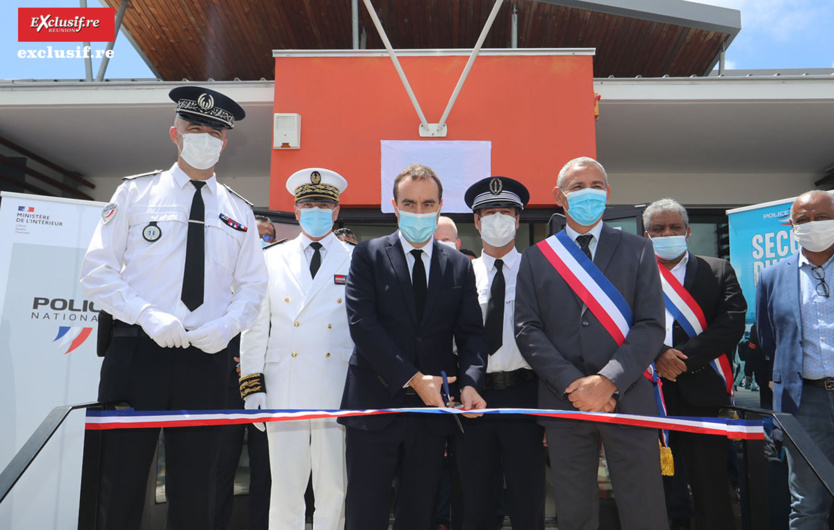 La traditionnelle coupure de ruban La traditionnelle coupure de ruban