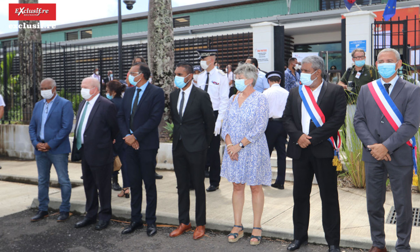Le comité d'accueil attendant le Ministre: Johny Payet, maire de la Plaine des Palmistes, Michel Vergoz, maire de Sainte-Rose, Jeannick Atchapa, maire de Bras Panon, Patrice Selly, maire de Saint-Benoît, Véronique Denizot, procureure de la République de Saint-Denis, Jean-Hugues Ratenon, député, et Joé Bédier, maire de Saint-André Le comité d'accueil attendant le Ministre: Johny Payet, maire de la Plaine des Palmistes, Michel Vergoz, maire de Sainte-Rose, Jeannick Atchapa, maire de Bras Panon, Patrice Selly, maire de Saint-Benoît, Véronique Denizot, procureure de la République de Saint-Denis, Jean-Hugues Ratenon, député, et Joé Bédier, maire de Saint-André