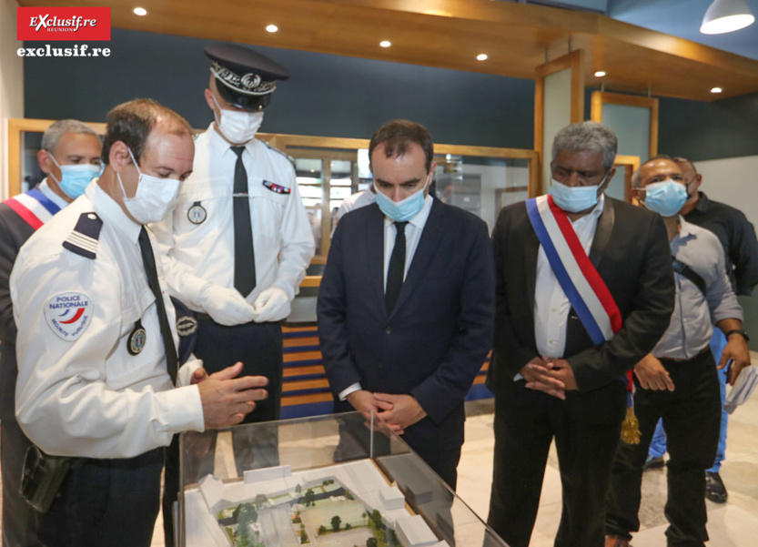 Devant la maquette du commissariat Devant la maquette du commissariat