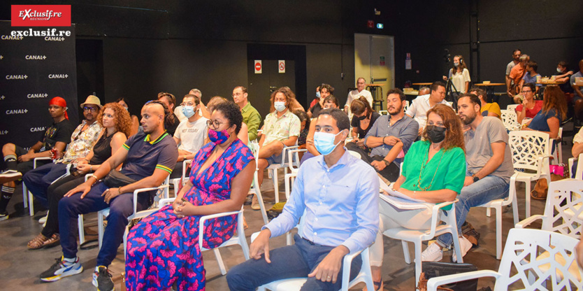 Bon nombre de professionnel.le.s du cinéma étaient présent.e.s à cette présentation Bon nombre de professionnel.le.s du cinéma étaient présent.e.s à cette présentation