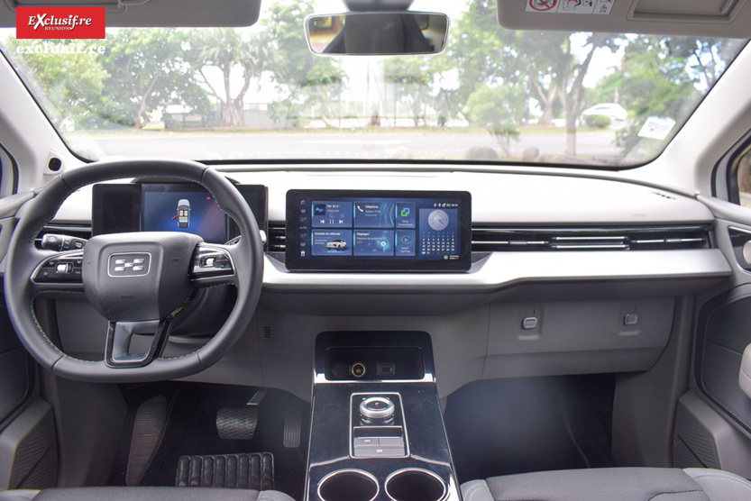 Une planche de bord agréable, mais pas de boîte à gants à droite Une planche de bord agréable, mais pas de boîte à gants à droite