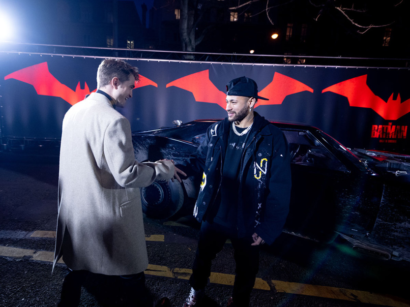 #The Batman: Robert Pattinson et Zoë Kravitz ont fait découvrir la Batmobile à Neymar #The Batman: Robert Pattinson et Zoë Kravitz ont fait découvrir la Batmobile à Neymar