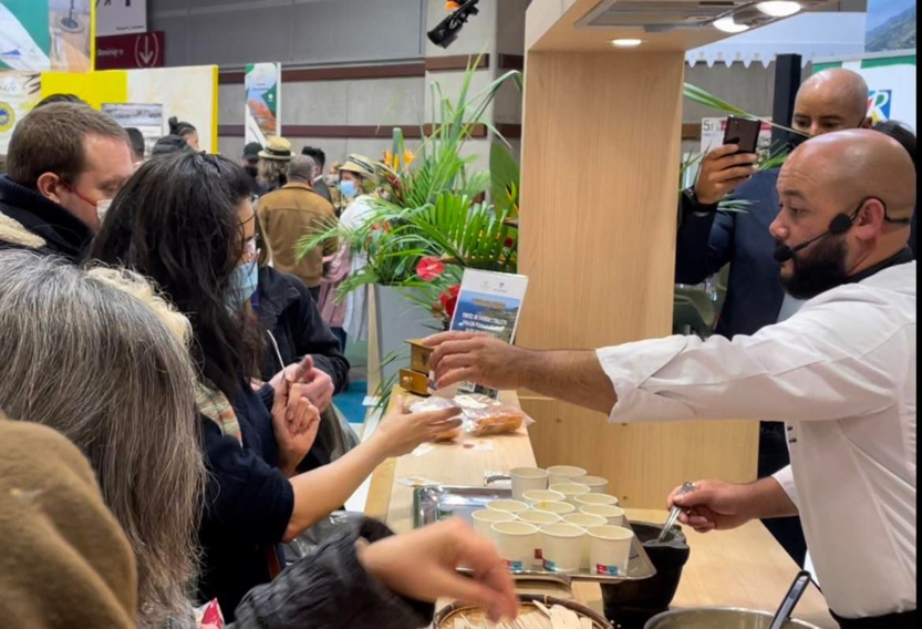 Le Cehf Sébastien Catherine distribie les verrines... Le Cehf Sébastien Catherine distribie les verrines...