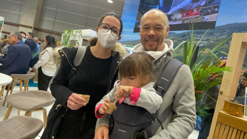 Jean Teddy, visiteur de passage, avec sa famille Jean Teddy, visiteur de passage, avec sa famille