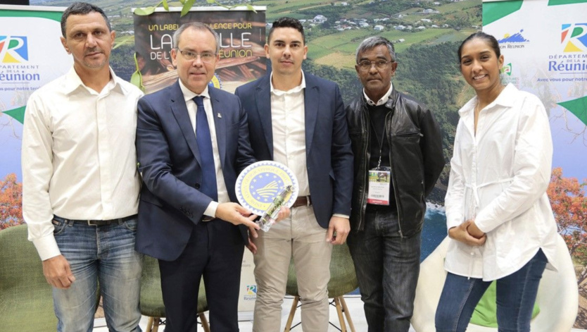 La Réunion est fière de ce label IGP obtenu par la vanille de La Réunion. A droite la chef réunionnaise Kelly Rangama (photo Susan Soba) La Réunion est fière de ce label IGP obtenu par la vanille de La Réunion. A droite la chef réunionnaise Kelly Rangama (photo Susan Soba)