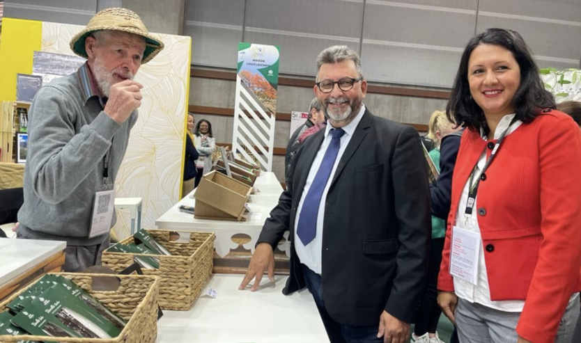 Patrick Lebreton, 1er vice-président de la Région Réunion et président de l'IRT, accompagné de Susan Soba, directrice de l'IRT, a visité plusieurs stands donc celui de Louis Leichnig, le spécialiste réunionnais de la vanille Patrick Lebreton, 1er vice-président de la Région Réunion et président de l'IRT, accompagné de Susan Soba, directrice de l'IRT, a visité plusieurs stands donc celui de Louis Leichnig, le spécialiste réunionnais de la vanille