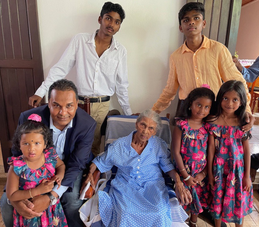 Antoinette en compagnie de quelques membres de sa famille et du maire Antoinette en compagnie de quelques membres de sa famille et du maire