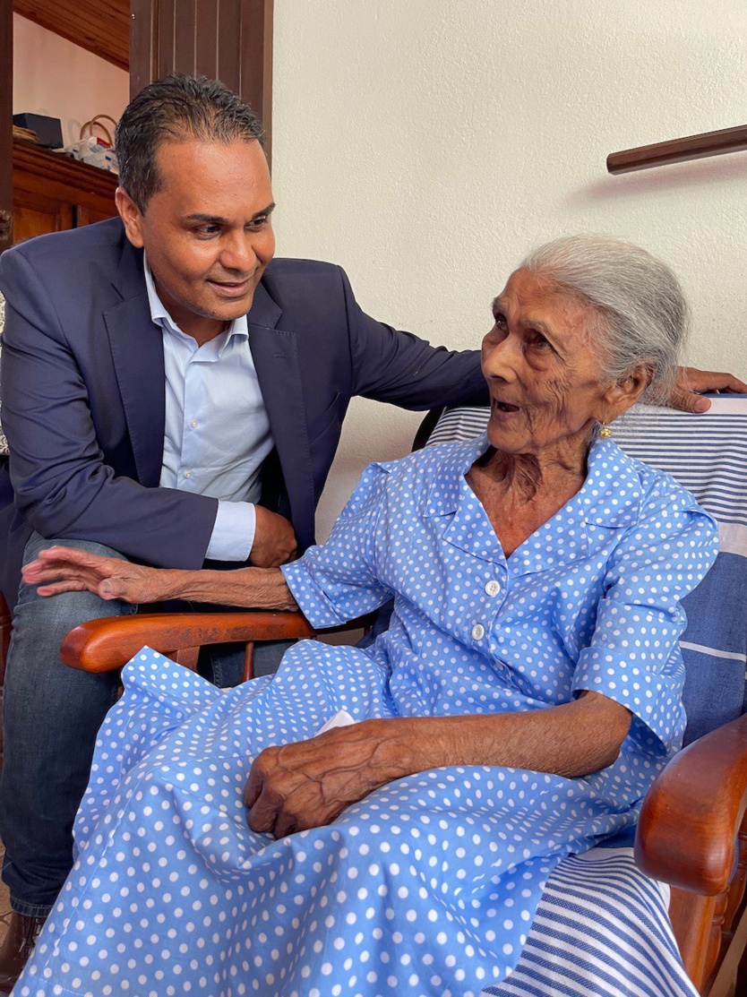 Bruno Domen, maire de Saint-Leu, est venu souhaiter un bon anniversaire à "Tantine Fafan" Bruno Domen, maire de Saint-Leu, est venu souhaiter un bon anniversaire à "Tantine Fafan"