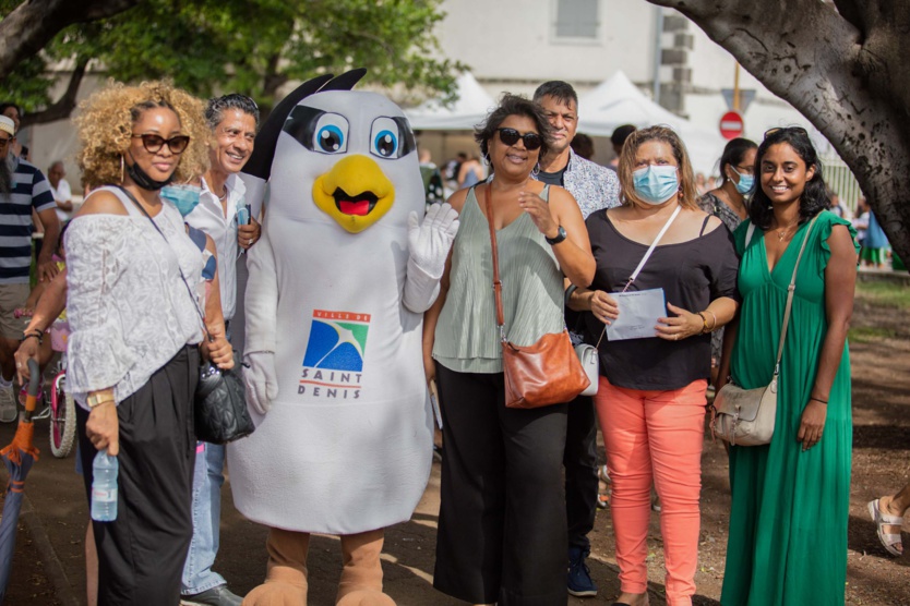 Les élu.e.s présents au Barachois avec la mascotte de la Ville Les élu.e.s présents au Barachois avec la mascotte de la Ville
