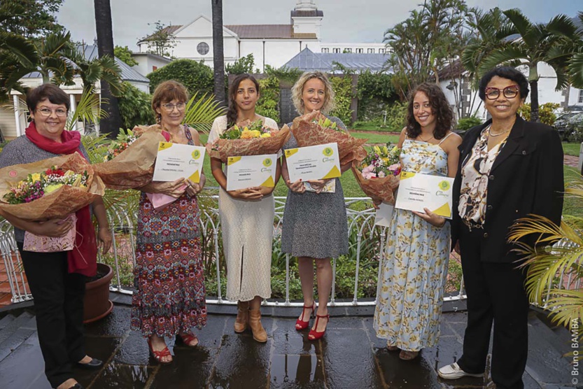 Les lauréates avec Béatrice Sigismeau, vice-présidente du Département Les lauréates avec Béatrice Sigismeau, vice-présidente du Département
