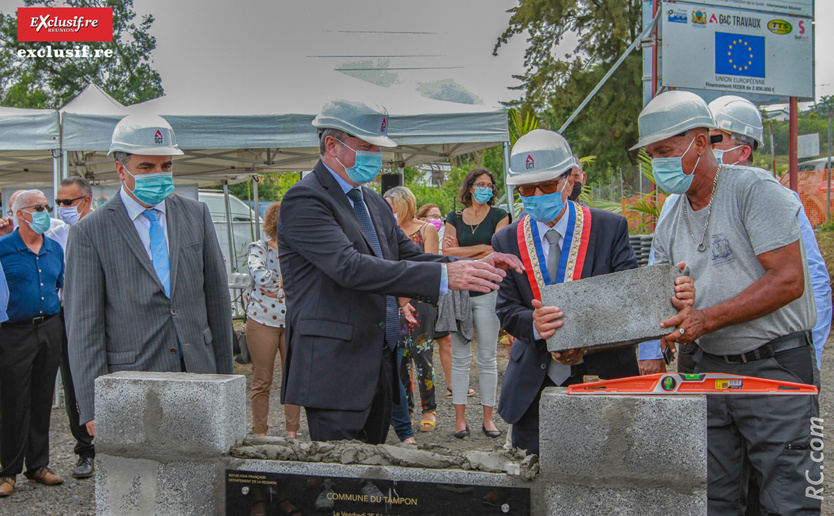 Pose de la première pierre de l'extension du Parc des Palmiers par André Thien Ah Koon, maire du Tampon, et Jacques Billant, Préfet de La Réunion
