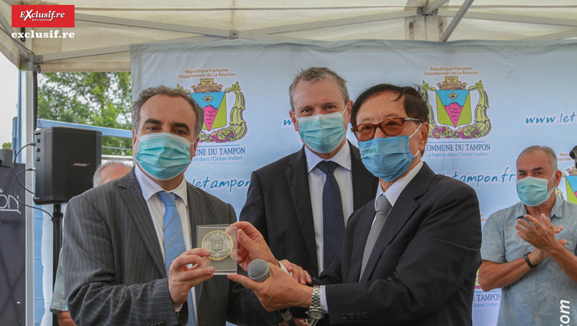 Remise de la médaille de la Ville du Tampon au Préfet de La Réunion Jacques Billant, et au Sous-Préfet de Saint-Pierre, Lucien Giudicelli