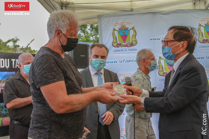 Médaille de la Ville du Tampon remise à Olivier Cotton, président de Palmeraie-Union Médaille de la Ville du Tampon remise à Olivier Cotton, président de Palmeraie-Union