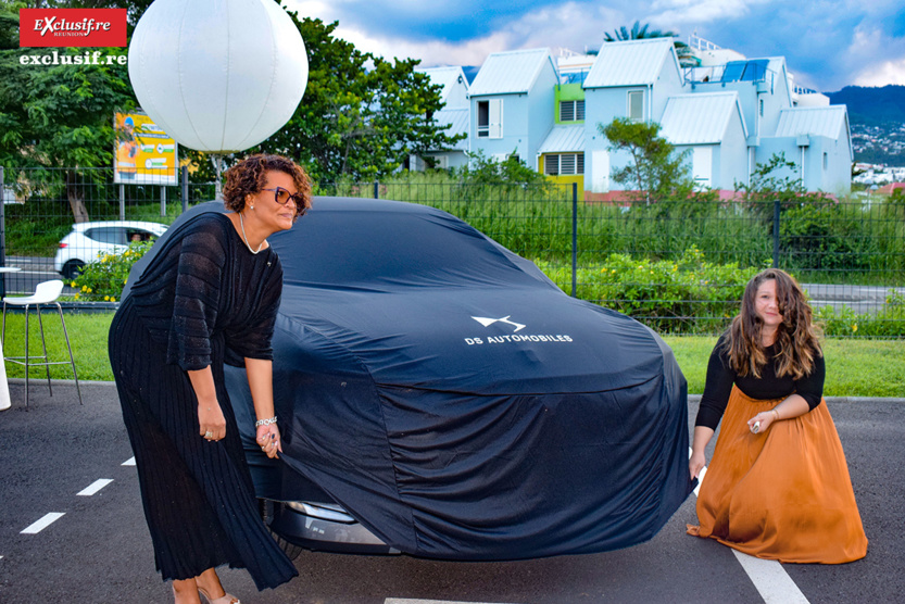 Elle a été dévoilée selon les us et coutumes... Elle a été dévoilée selon les us et coutumes...