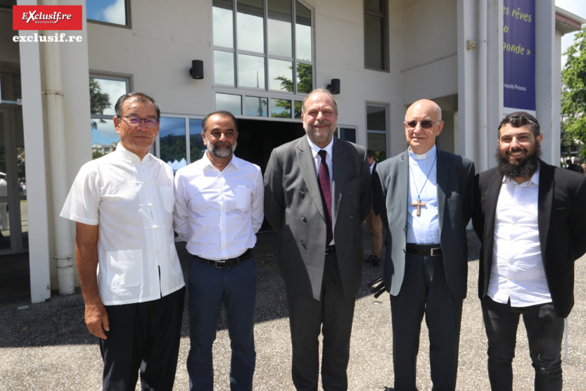 Le Ministre de la Justice avec les représentants du groupe de Dialogue Interreligieux. La Réunion, bel exemple du vivre-ensemble religieux Le Ministre de la Justice avec les représentants du groupe de Dialogue Interreligieux. La Réunion, bel exemple du vivre-ensemble religieux