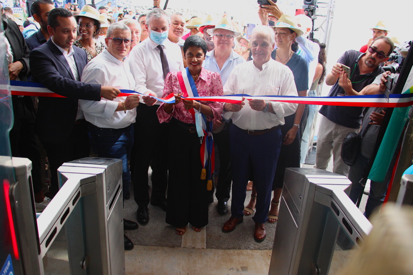 L'incontournable coupure de ruban L'incontournable coupure de ruban