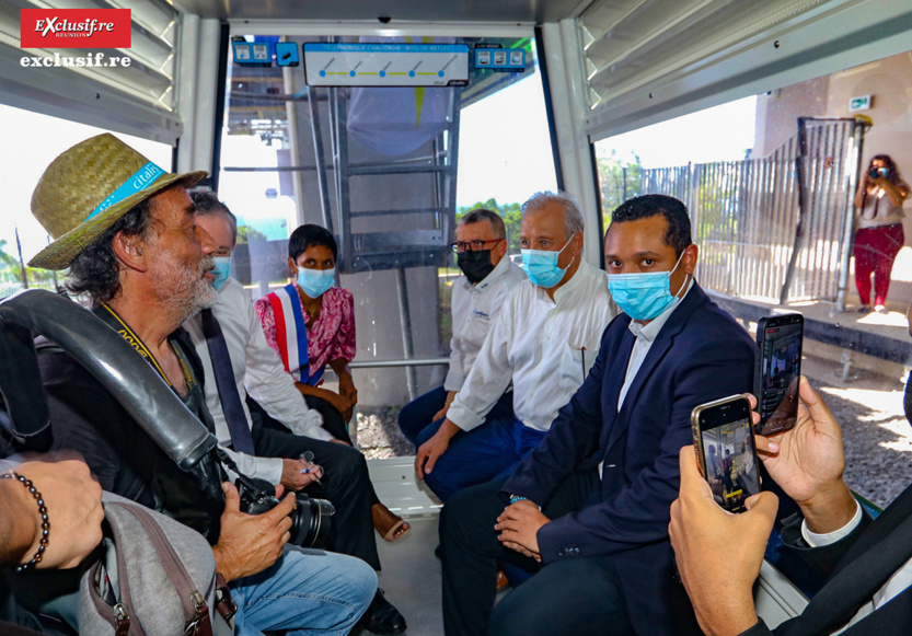 Les officiels ont emprunté la cabine en premier... Les officiels ont emprunté la cabine en premier...