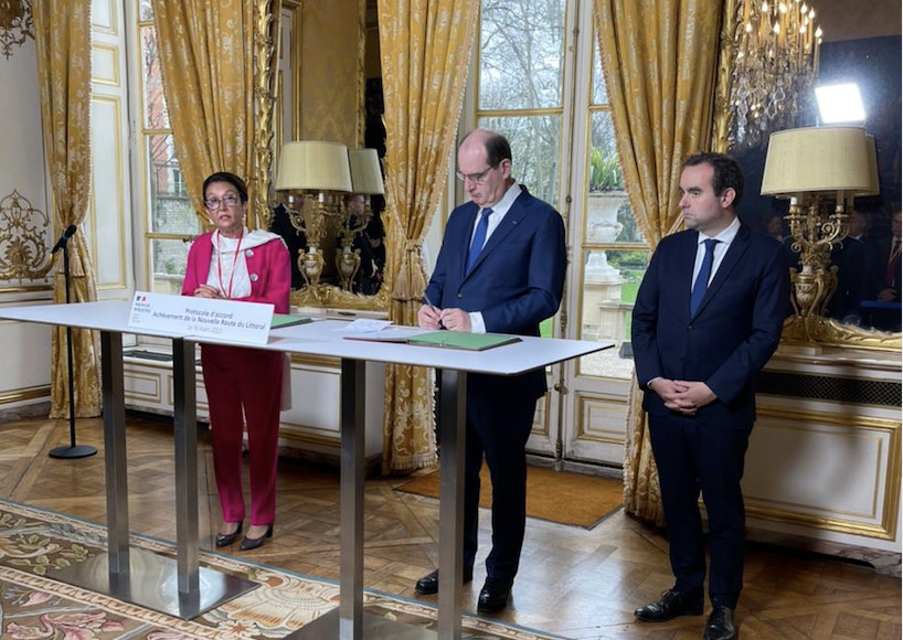 Signature de l'accord à Matignon avec Huguette Bello, présidente de la Région Réunion, Jean Castex, Premier ministre, en présence de Sébastien Lecornu, Ministre des Outre-mer