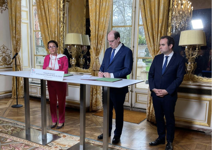 Signature de l'accord à Matignon avec Huguette Bello, présidente de la Région Réunion, Jean Castex, Premier ministre, en présence de Sébastien Lecornu, Ministre des Outre-mer Signature de l'accord à Matignon avec Huguette Bello, présidente de la Région Réunion, Jean Castex, Premier ministre, en présence de Sébastien Lecornu, Ministre des Outre-mer
