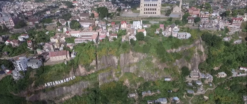 Actuellement, Air Austral n'a droit qu'à deux vols par semaine vers Antananarivo, insuffisants face à la demande Actuellement, Air Austral n'a droit qu'à deux vols par semaine vers Antananarivo, insuffisants face à la demande