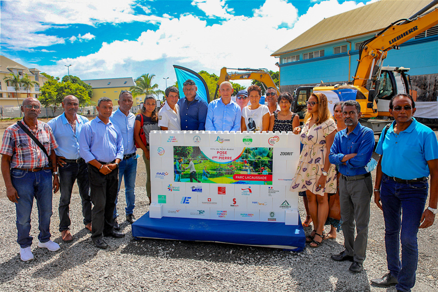Le maire Joé Bédier entouré de plusieurs élu.e.s pour la pose de cette première pierre Le maire Joé Bédier entouré de plusieurs élu.e.s pour la pose de cette première pierre