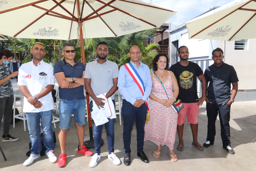 Les 6 candidat.e.s avec Emmanuel Séraphin, qui fêtait son anniversaire ce jour-là Les 6 candidat.e.s avec Emmanuel Séraphin, qui fêtait son anniversaire ce jour-là