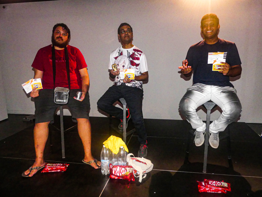 De gauche à droite : Sennen (2è), Tikok (1er), Kobi (3è) au tournoi King of Fighters De gauche à droite : Sennen (2è), Tikok (1er), Kobi (3è) au tournoi King of Fighters