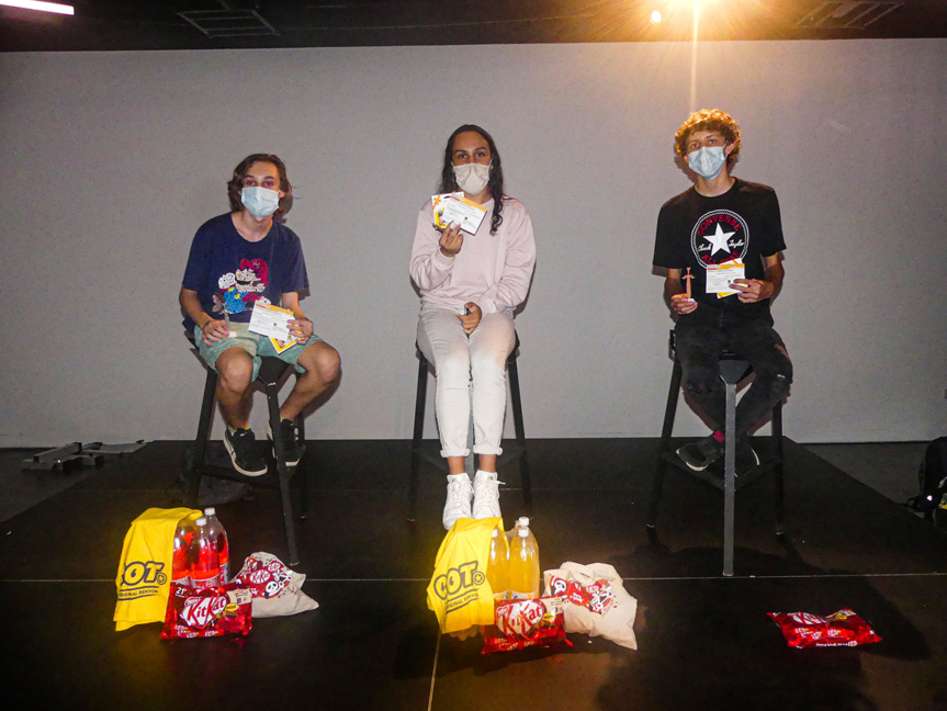 De gauche à droite : Shiro (2è), Myss (1ère) et Nexew (3è) du tournoi Super Smash Bros Ultimate De gauche à droite : Shiro (2è), Myss (1ère) et Nexew (3è) du tournoi Super Smash Bros Ultimate