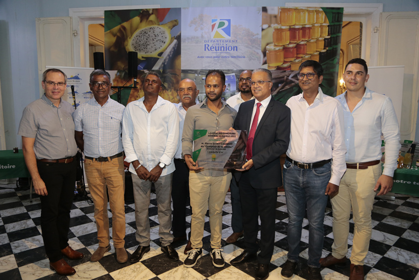 Les officiels présents avec Pierre Saint-Lambert et son fils, médaille d'or Vanille Les officiels présents avec Pierre Saint-Lambert et son fils, médaille d'or Vanille